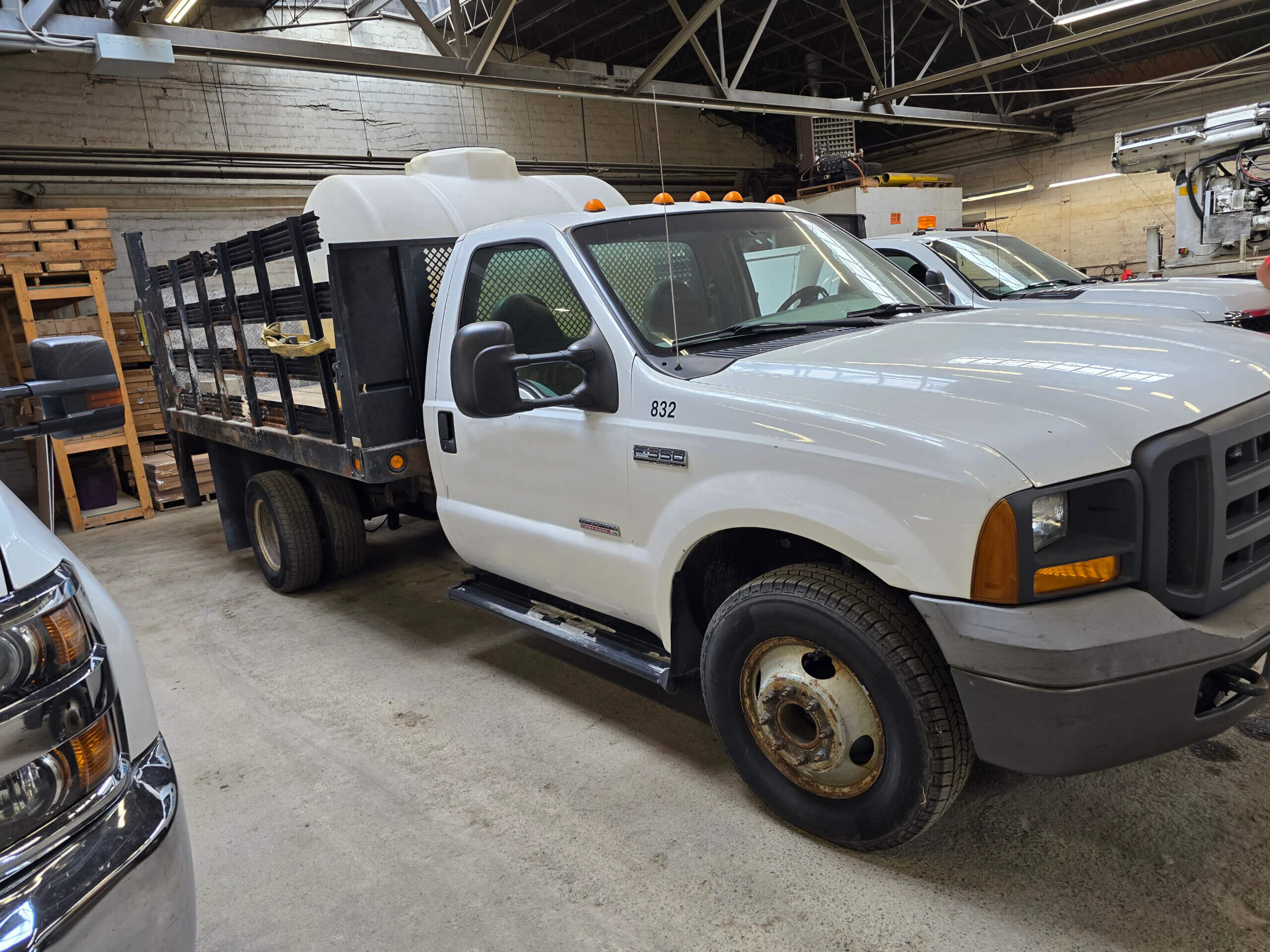 2005 FORD F350 LIFT GATE SUPPORT TRUCK FOR SALE UNIT B240917C